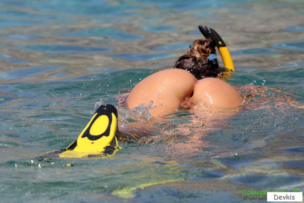 Голые женщины с ластами под водой