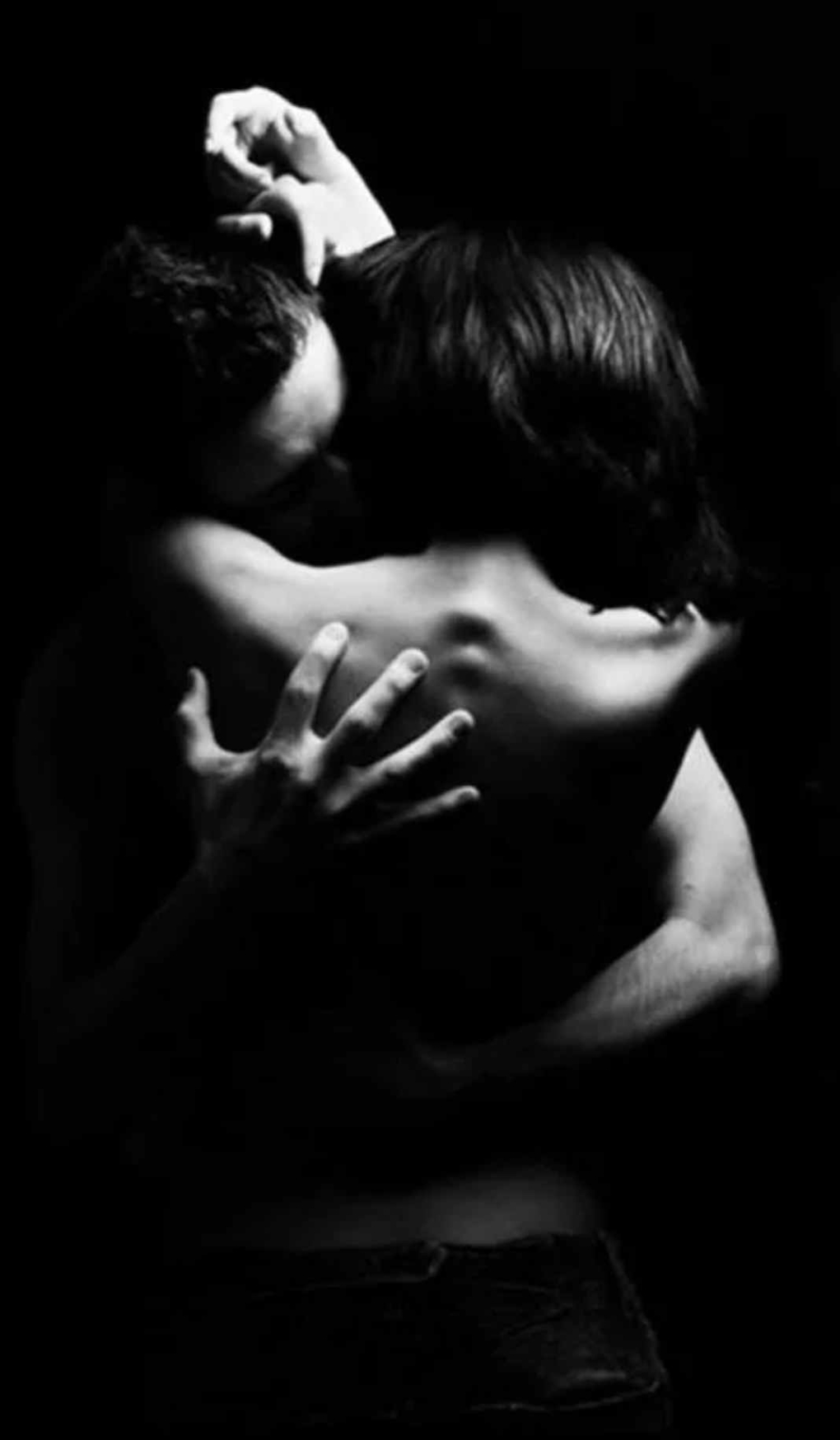 Страстные объятия в темноте