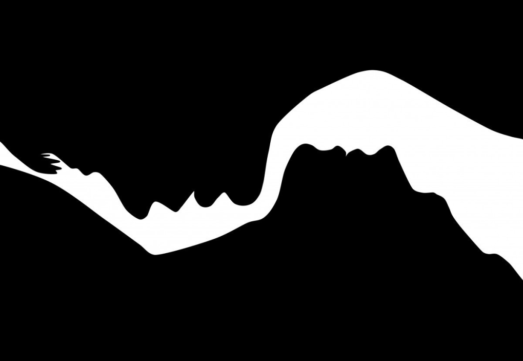 Страстный поцелуй в темноте