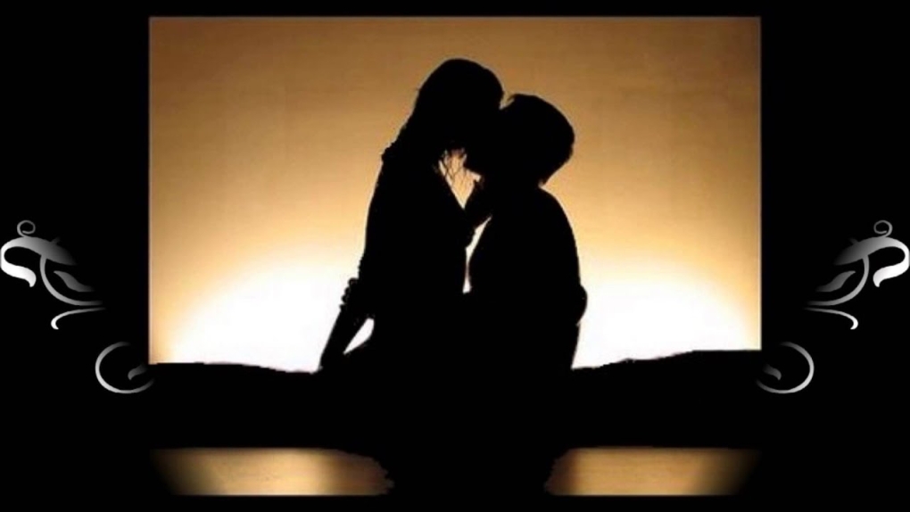 Парень с девушкой в темноте