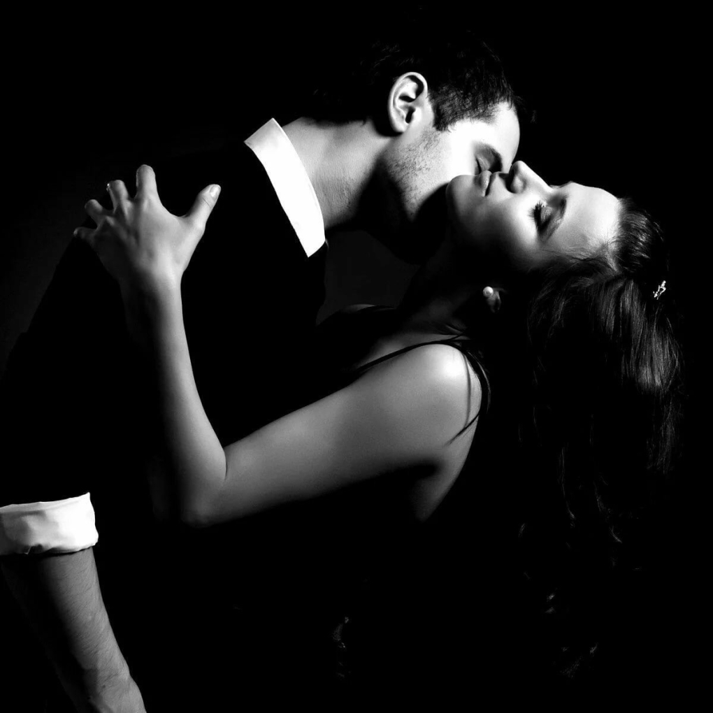 Страстный поцелуй в полутьме