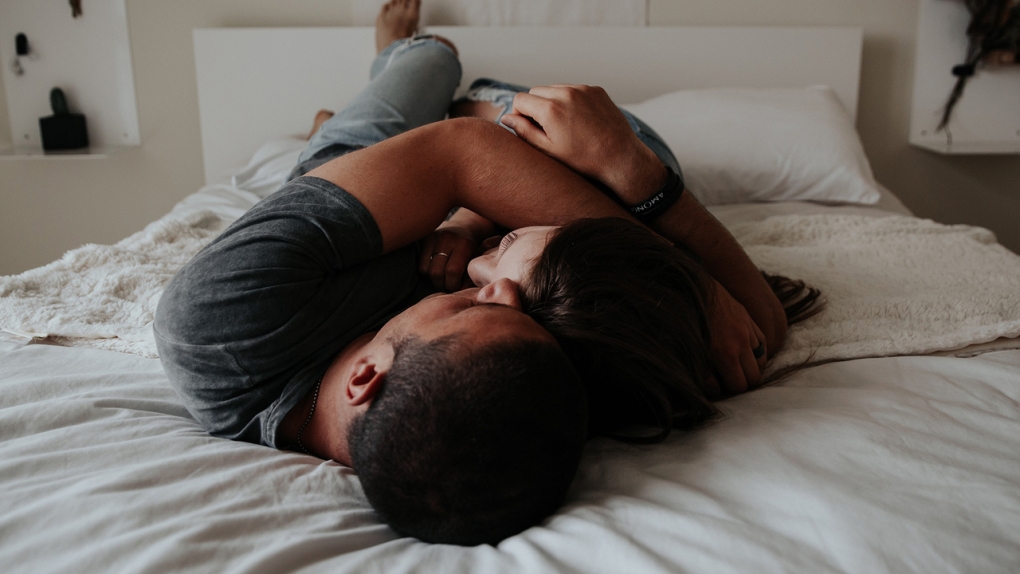 В постели в обнимку