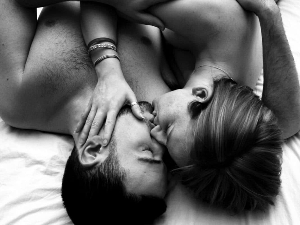 Страстные объятия в постели