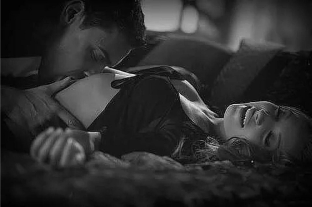 Страстные поцелуи в кровати